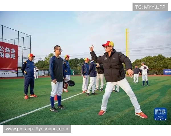 棒球俱乐部举办青少年投打技巧营,青少年棒球比赛视频